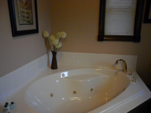 1 King Jacuzzi Cottage Photo 6