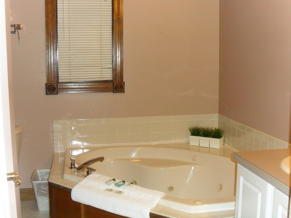 1 King Jacuzzi Cottage Photo 5