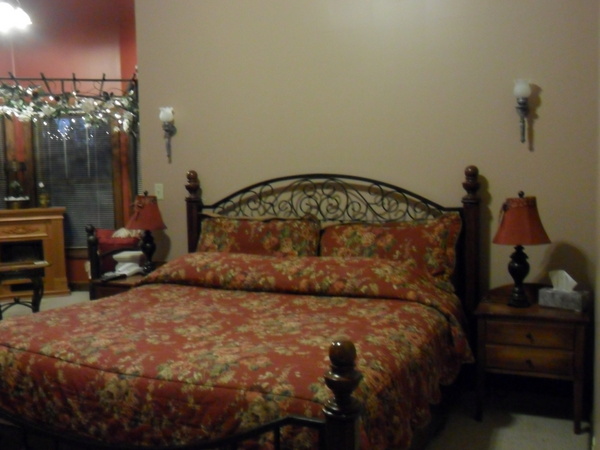 1 King Jacuzzi Cottage Photo 4