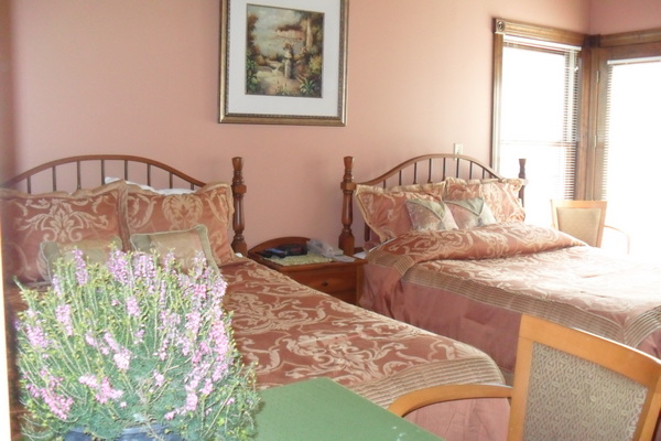 2 Queen Jacuzzi Cottage Photo 3