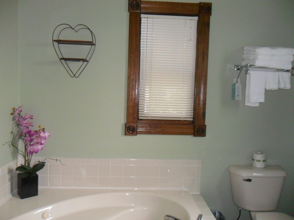 2 Queen Jacuzzi Cottage Photo 4