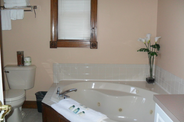 2 Queen Jacuzzi Cottage Photo 2